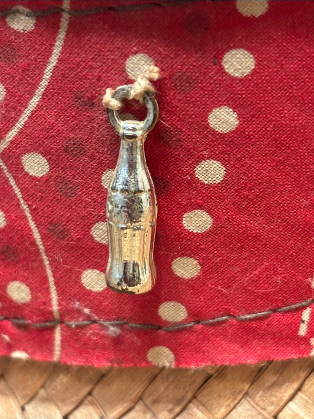 RARE FIND - 1960’s Novelty Charm Trim Straw Fedora Hat Red Paisley Bandana - S